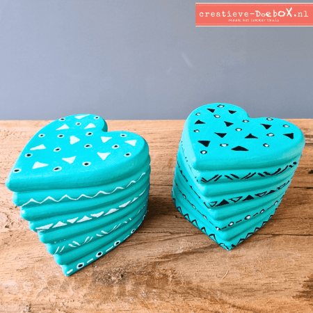 gestapelde keramische hartjes van keramisch gips om te beschilderen