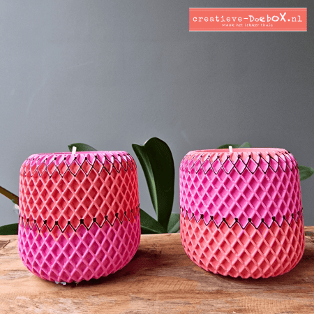 Webbing waxinelichthouders van keramisch gips, set van 2 om te beschilderen, voorbeeld in roze tinten met geweven patroon op houten tafel