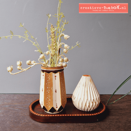 Voorbeeld beschilderd schattig setje rust en vorm in aardetinten en ivoor