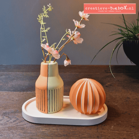 Beschilderd creatief setje in frisse lentekleuren op ovale schotel, handgemaakt DIY voorbeeld