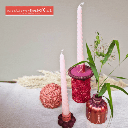 kleurvoorbeeld van Los en samen: setje met roosjescilinder, roosjesbol, vaasje en twee bolletjes kandelaars in rosetinten