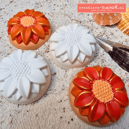 Zonnebloemen ornamenten van keramisch gips om te beschilderen, set van 2 zomerse bloemen