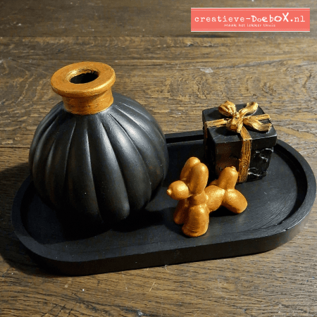 Voorbeeld van schattig setje Klein geluk beschilderd in zwart en goud, stijlvol decoratief DIY setje