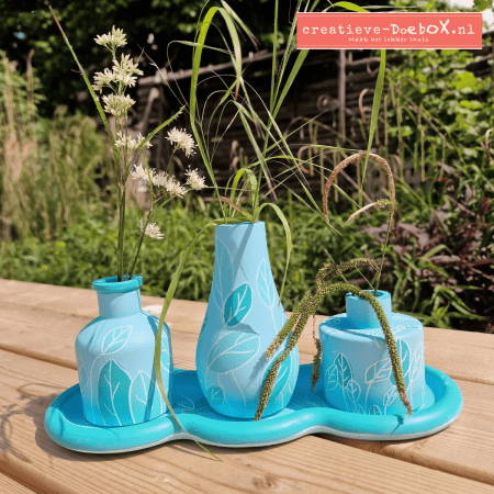 Sydney complete doebox met drie vaasjes op een ronde schotel van keramisch gips, handbeschilderd voorbeeld in blauw- en groentinten met bladmotieven