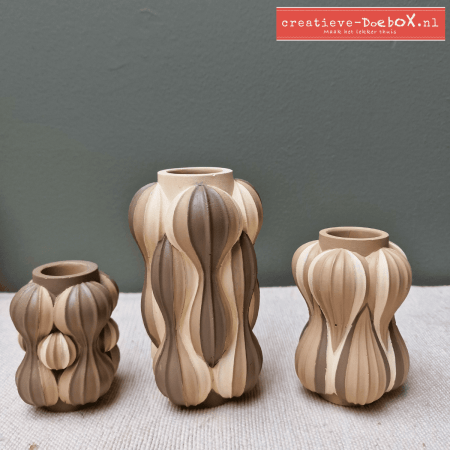 Drie ballonvormige vaasjes van keramisch gips in de Kuala Lumpur doebox