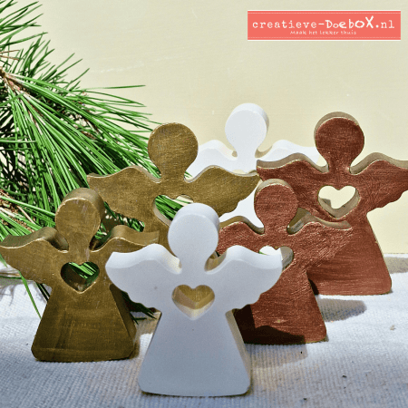 Twee platte engeltjes van keramisch gips met open hart om zelf te beschilderen, hippe kerstdecoratie DIY