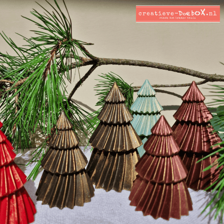 Twee kerstboompjes van keramisch gips in verschillende formaten om zelf te beschilderen als kerstdecoratie