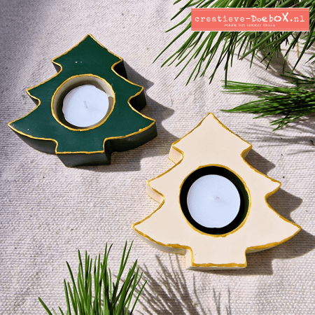Twee liggende kerstboompjes van keramisch gips met ruimte voor waxinelichtje om zelf te beschilderen