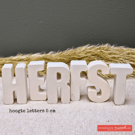 het woord herfst in keramische letter om te beschilderen