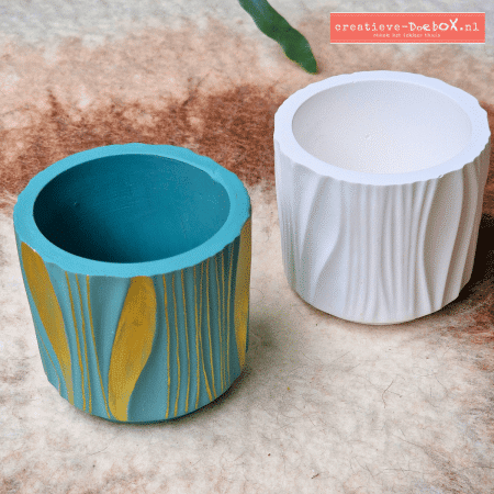 Setje Wave waxinelichthouders van keramisch gips om te beschilderen, potjes met subtiele waveprint, één beschilderd voorbeeld en één onbeschilderd