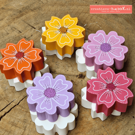 Pluk de dag bloemen set van vijf bloemornamenten van keramisch gips om te beschilderen