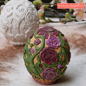 Groot decoratief ei van keramisch gips met roosmotief om te beschilderen