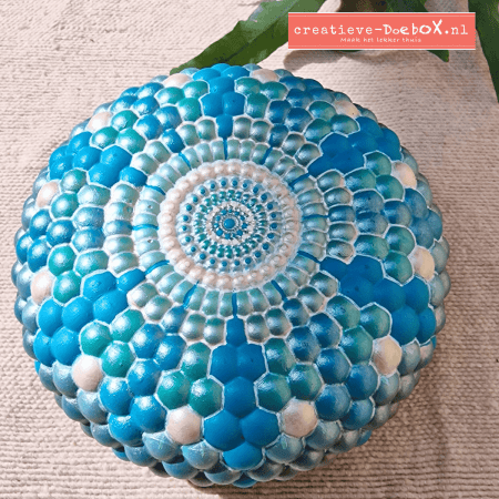 Bolletjes ornament van keramisch gips om te beschilderen, speels decoratief ontwerp