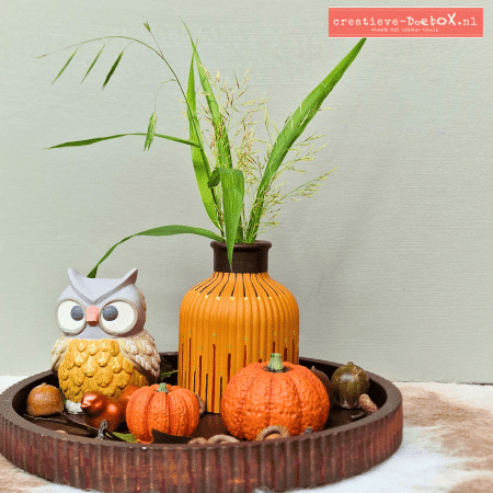 Creatief herfsttafereel met beschilderde gipsfiguren, eikels en bladeren als herfst DIY