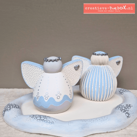 DIY kerstdecoratie engeltjes – schaal met twee engeltjes beschilderd in moderne kersttinten