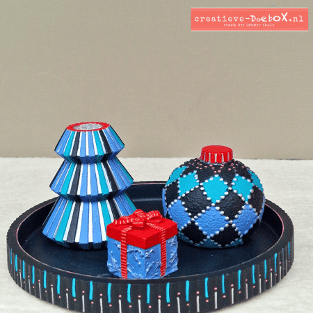 Doebox Kerstgedachte – beschilderd in blauw-rood, niet-traditionele kerstkleuren