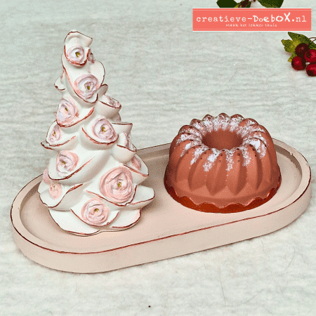 Beschilderde doebox Sneeuwstilte – tulbandje in room, bruin en koper met poedersuikereffect en kerstboompje op ovaal schaaltje