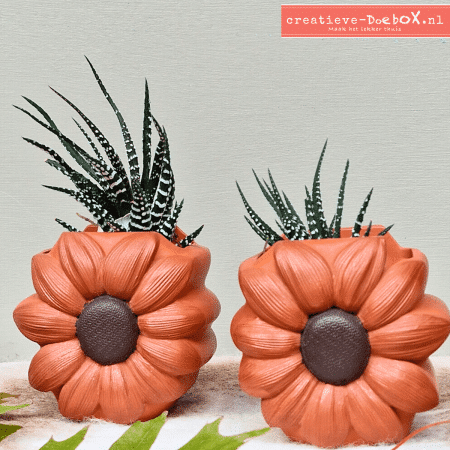 Zonnig beschilderde vaasjes met zonnebloem – Ibiza vibes interieur decoratie