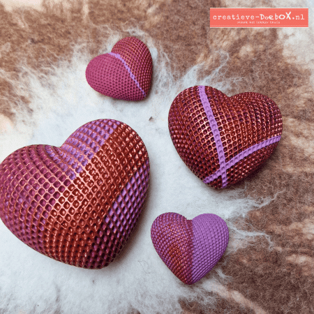 Set van vier webbing hartjes van keramisch gips met fijne structuur